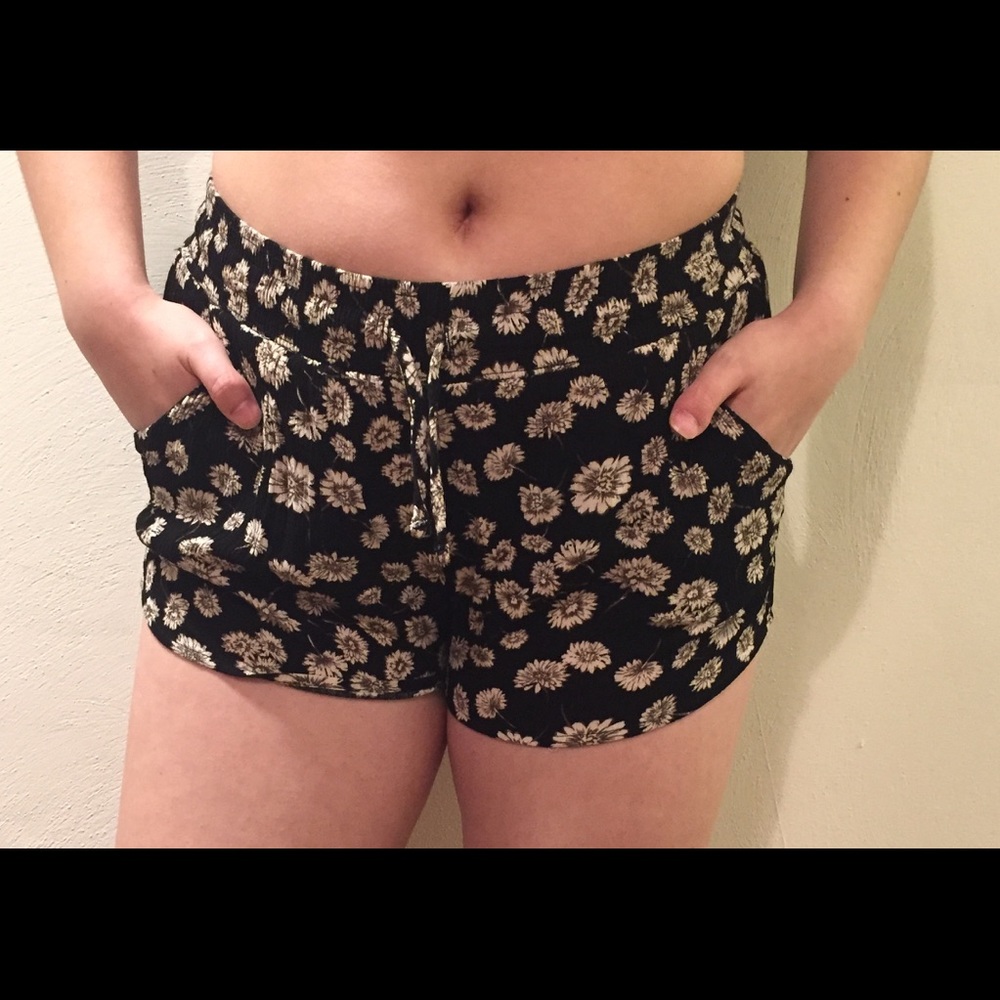 Forever21 black flowy sunflower shorts size medium